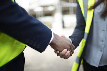 Close up foreman and engineer shaking hands - CAIF32169
