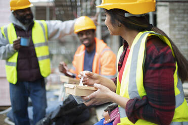 Bauarbeiter beim Mittagessen auf der Baustelle - CAIF32175