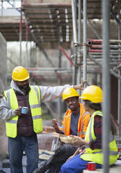 Bauarbeiter in der Mittagspause auf der Baustelle - CAIF32186
