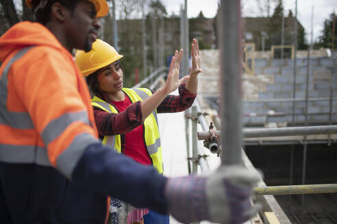 Bauarbeiter im Gespräch auf der Baustelle - CAIF32188