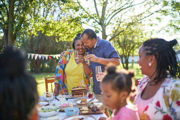 Glückliches Paar feiert Geburtstag im Sommergarten - CAIF32256