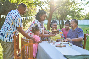 Mehrgenerationenfamilie feiert Geburtstag am sommerlichen Terrassentisch - CAIF32275