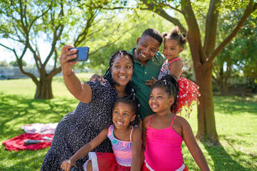 Glückliche Familie nimmt Selfie im Sommer Park - CAIF32294