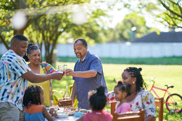 Mehrgenerationenfamilie feiert Geburtstag im sommerlichen Hinterhof - CAIF32296