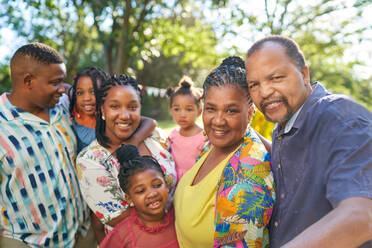 Porträt einer glücklichen Mehrgenerationenfamilie im Sommerpark - CAIF32306