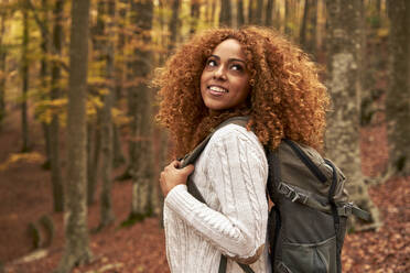 Nachdenkliche Frau mit Rucksack im Herbstwald - VEGF05247