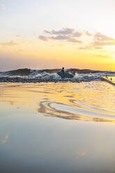 Freunde beim gemeinsamen Surfen auf dem Schwarzen Meer bei Sonnenuntergang - OMIF00256