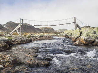 Hängebrücke über den Bach in der Hardangervidda-Hochebene - HUSF00233