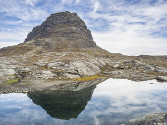 Harteigener Berg spiegelt sich im glänzenden See - HUSF00237