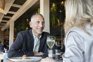 Romantischer Mann schaut Frau im Restaurant an - EIF02849