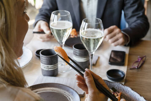 Mann und Frau essen Sushi beim Mittagessen im Restaurant - EIF02854