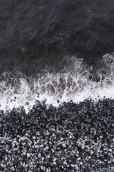 Plätscherndes Meer an der Kieselsteinküste am Strand von Rocha da Relva - WWF05934