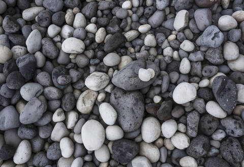 Gray and white pebbles at beach - WWF05935