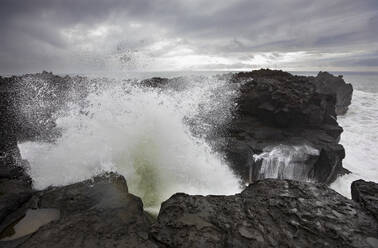 Flutwellen plätschern an den Felsen von Ponta da Ferraria, San Miguel, Azoren, Portugal - WWF05940