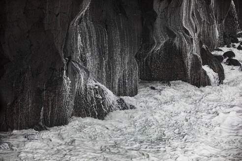 Vulkanische Felsklippe mit plätscherndem Meerwasser in Ponta da Ferraria, San Miguel, Azoren, Portugal - WWF05942