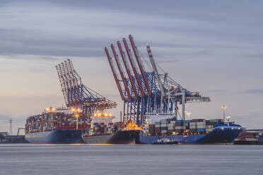 Deutschland, Hamburg, Hamburger Hafen in der Morgendämmerung - KEBF02088