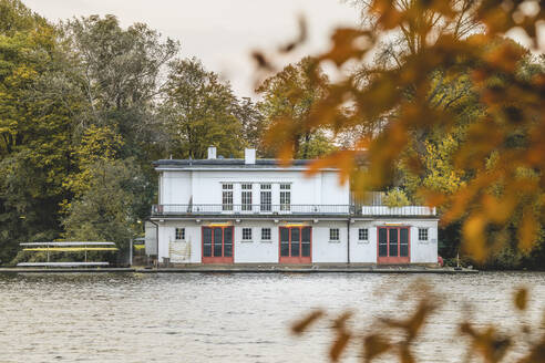 Deutschland, Hamburg, Bootshaus am Ufer der Außenalster - KEBF02093