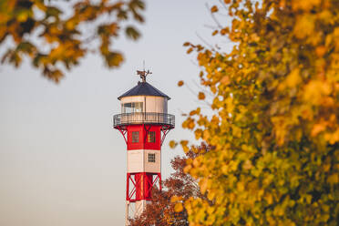 Deutschland, Hamburg, Wittenbergen Leuchtturm mit Herbstbäumen im Vordergrund - KEBF02099