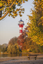 Deutschland, Hamburg, Wittenbergen Leuchtturm am Elbufer stehend - KEBF02100