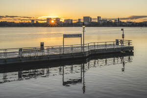 Deutschland, Hamburg, Seebrücke Rabenstraße an der Außenalster bei Sonnenaufgang - KEBF02108