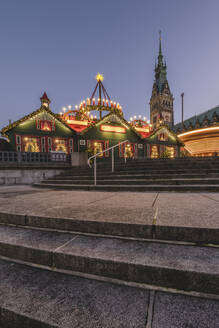 Deutschland, Hamburg, Treppe zum Weihnachtsmarkt vor dem Hamburger Rathaus in der Abenddämmerung - KEBF02109