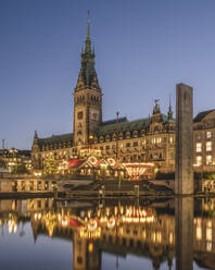 Deutschland, Hamburg, Weihnachtsmarkt vor dem Hamburger Rathaus mit Spiegelung in der Binnenalster in der Abenddämmerung - KEBF02110