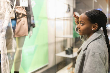 Mädchen beim Schaufensterbummel im Einkaufszentrum - JRVF02346
