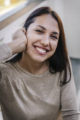 Schöne lächelnde junge Frau mit schwarzem Haar - OMIF00308