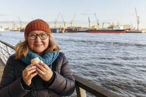 Ältere Frau mit Sandwich an der Elbe - IHF00736