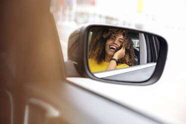 Spiegelung einer Frau im Seitenspiegel eines Autos - VYF00771