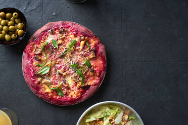 Lila Pizza mit Roter Bete und vegetarischem Belag. Ansicht von oben Gesundes Essen Rezept - ADSF32927