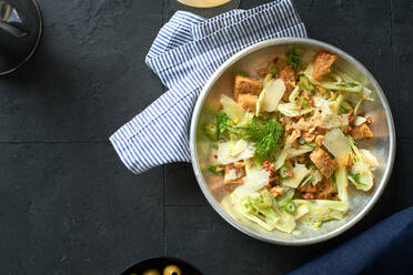 Ansicht von oben Fenchelsalat mit Parmesan, Walnüssen und Croutons auf grauem Hintergrund - ADSF32928