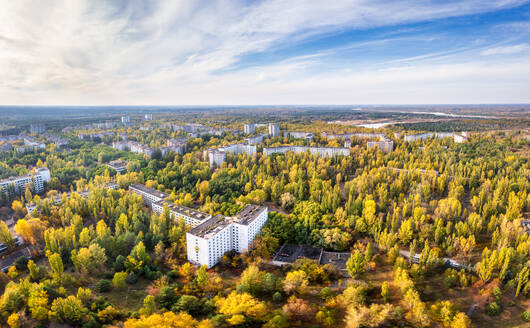 Ukraine, Oblast Kiew, Pripjat, Luftaufnahme der verlassenen Stadt im Herbst - SMAF02011