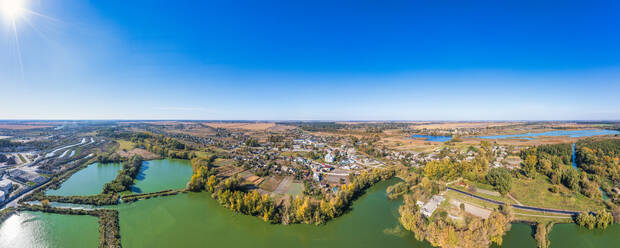 Ukraine, Oblast Zhytomyr, Chervone, Luftaufnahme der Stadt am Seeufer an einem sonnigen Herbsttag - SMAF02015