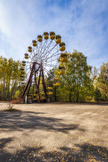 Ukraine, Oblast Kiew, Pripjat, Verlassenes Riesenrad im Vergnügungspark Pripjat - SMAF02022