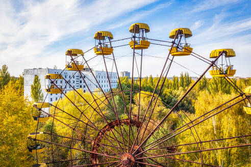 Ukraine, Oblast Kiew, Pripjat, Drohnenansicht des verlassenen Riesenrads im Vergnügungspark Pripjat - SMAF02023