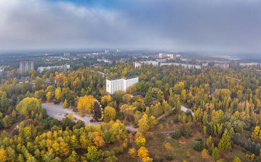 Ukraine, Oblast Kiew, Pripjat, Luftaufnahme der verlassenen Stadt in der Herbstdämmerung - SMAF02030