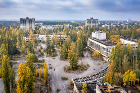 Ukraine, Oblast Kiew, Pripjat, Luftaufnahme des leeren Platzes der verlassenen Stadt - SMAF02032