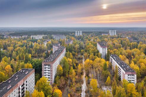 Ukraine, Oblast Kiew, Pripjat, Luftaufnahme der verlassenen Stadt bei Sonnenuntergang im Herbst - SMAF02033