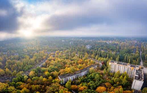 Ukraine, Oblast Kiew, Pripjat, Luftaufnahme der verlassenen Stadt bei Sonnenuntergang im Herbst - SMAF02039