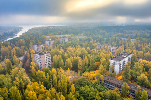 Ukraine, Oblast Kiew, Pripjat, Luftaufnahme der verlassenen Stadt bei Sonnenuntergang im Herbst - SMAF02040