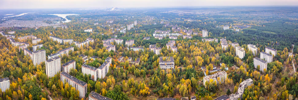 Ukraine, Oblast Kiew, Pripjat, Luftaufnahme der verlassenen Stadt im Herbst - SMAF02047