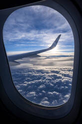 Dicke Wolken durch das Fenster eines darüber fliegenden Flugzeugs gesehen - NDF01367