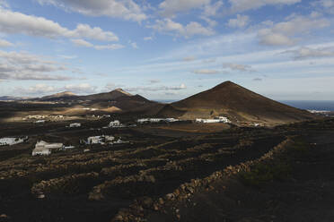 Blick auf eine Landschaft mit Bergen auf Lanzarote, Spanien - MRAF00818