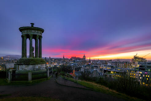 UK, Schottland, Edinburgh, Stimmungsvoller Himmel über der Stadt in der Abenddämmerung mit Dugald Stewart Monument im Vordergrund - SMAF02050