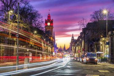 UK, Schottland, Edinburgh, Fahrzeug-Lichtspuren entlang der Princes Street in der Abenddämmerung - SMAF02051