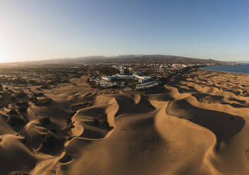 Maspalomas Stadt inmitten von Sanddünen bei Sonnenuntergang, Großkanaren, Kanarische Inseln, Spanien - RSGF00769