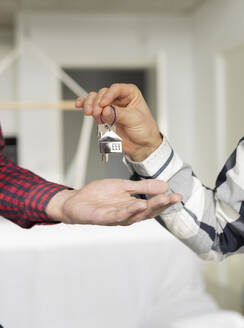 Immobilienmakler übergibt Hausschlüssel an Kunden - JCCMF04893