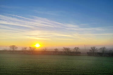 Ländliches Feld im nebligen Winter - SMAF02060