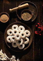 Draufsicht auf Christmas Wine Donuts auf einem Holztisch, umgeben von Zutaten - ADSF33089